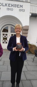 Eva Kjer Hansen modtager Årets Æresrummelpot