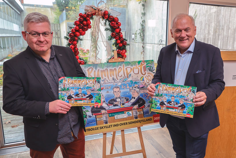 Stephan Nielsen til venstre har blandt andet leveret tegningen til forsiden til Æ Rummelpot 2025